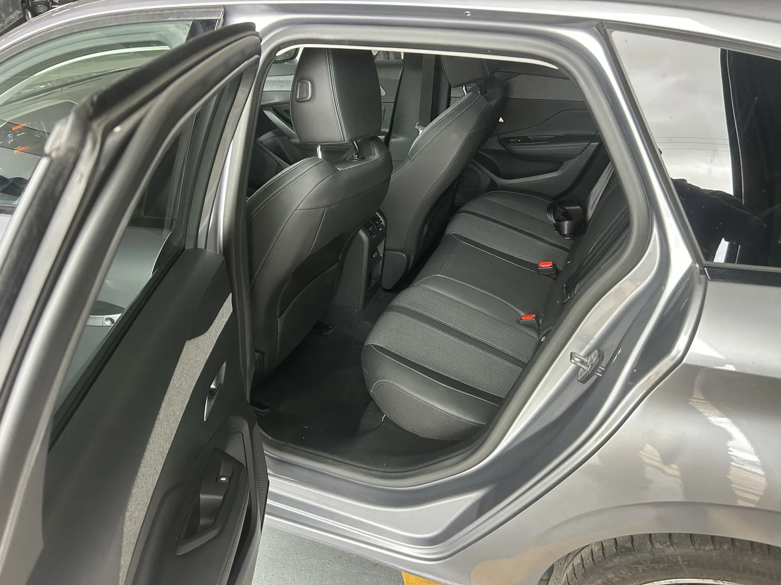 Peugeot 308 sw 1.5 BlueHDi Allure — fotografia 11 de 13