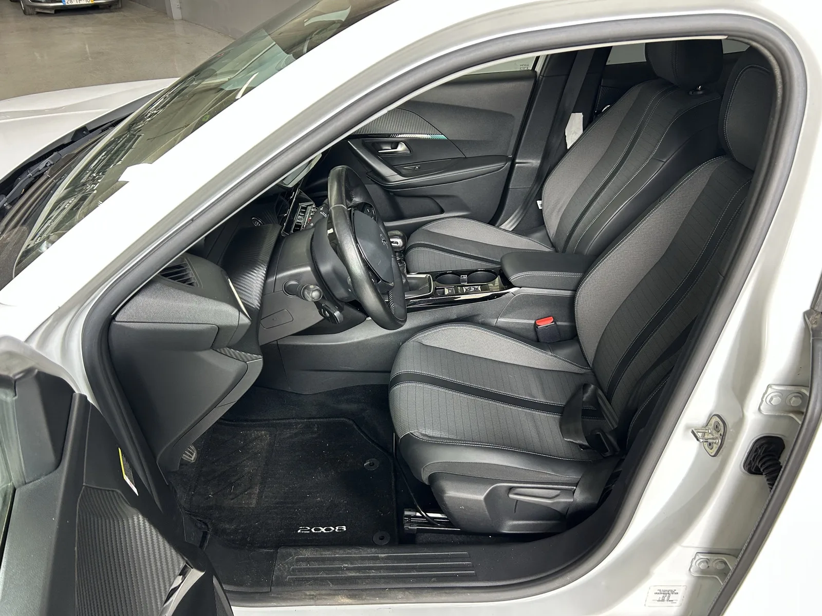 Peugeot 2008 1.2 PureTech Allure — fotografia 6 de 12