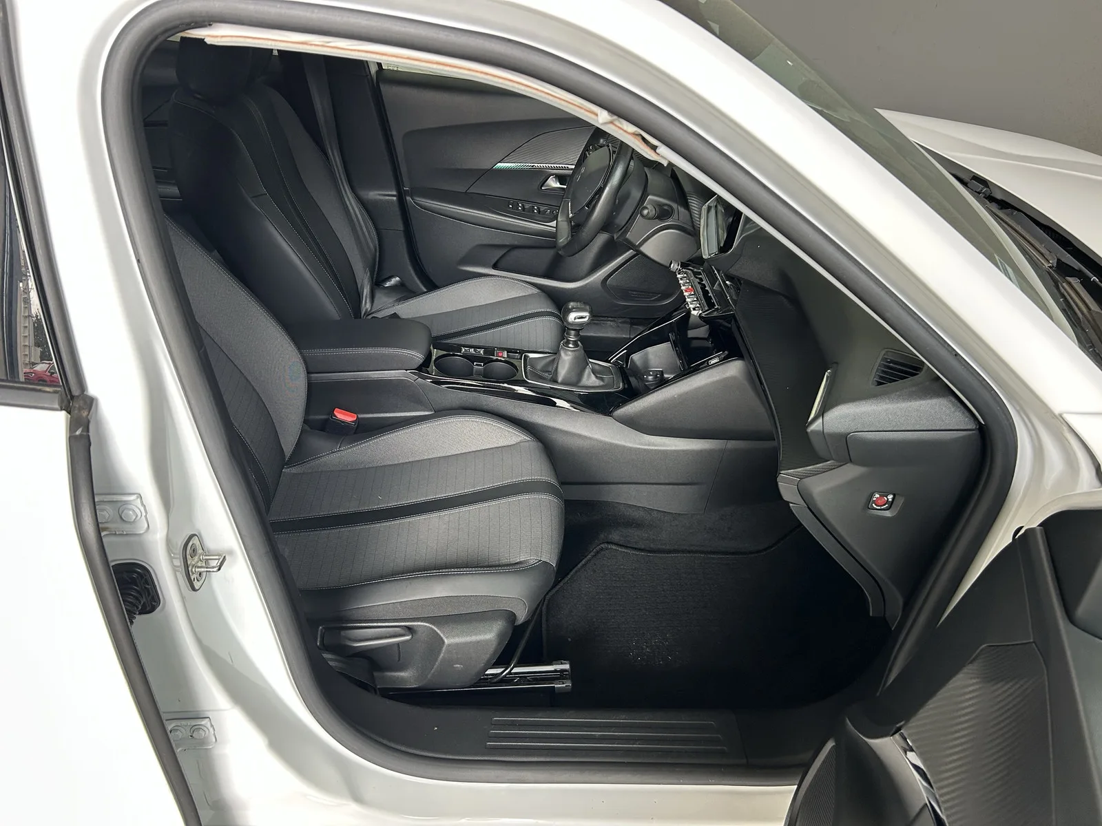 Peugeot 2008 1.2 PureTech Allure — fotografia 7 de 12