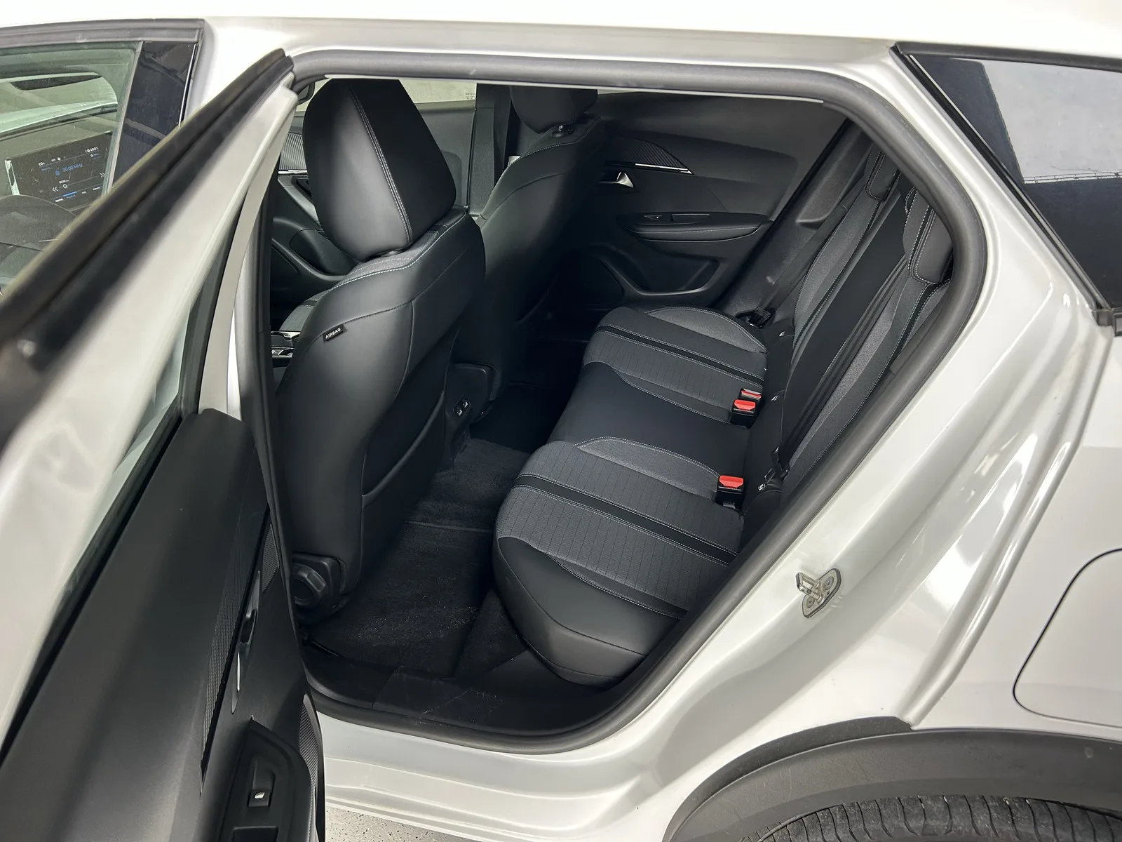 Peugeot 2008 1.2 PureTech Allure — fotografia 8 de 12
