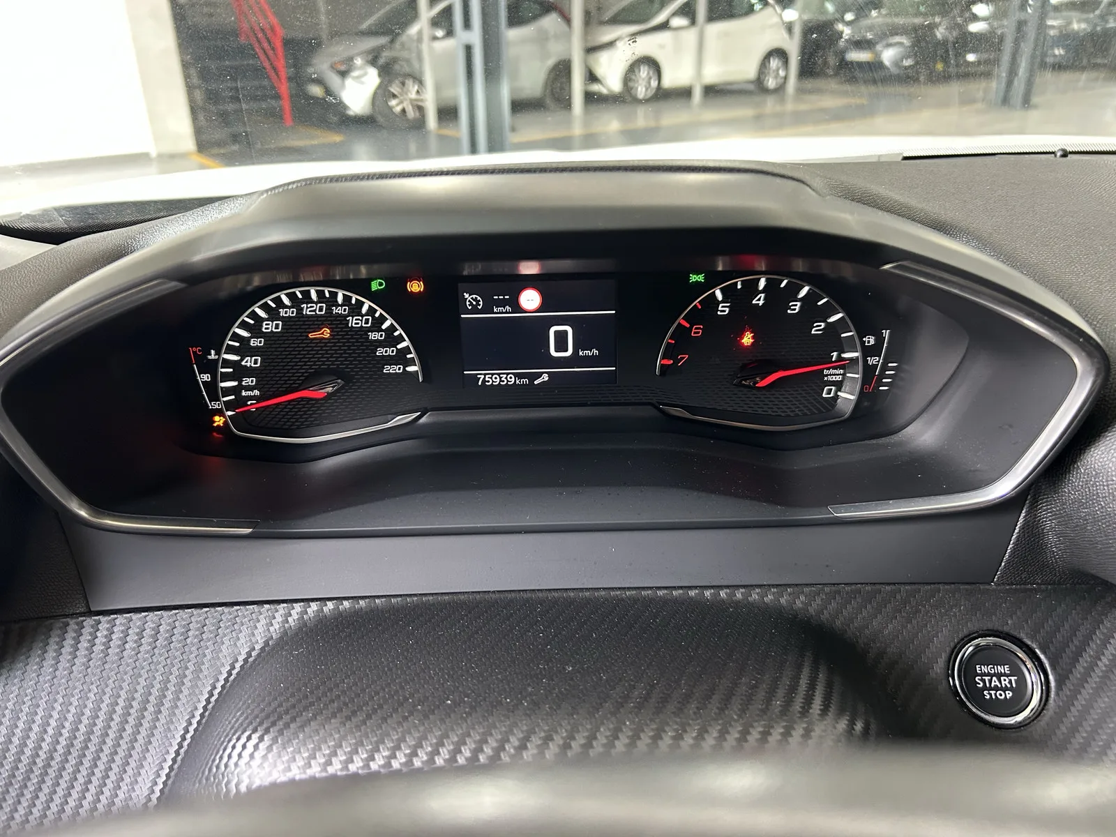 Peugeot 2008 1.2 PureTech Allure — fotografia 11 de 12
