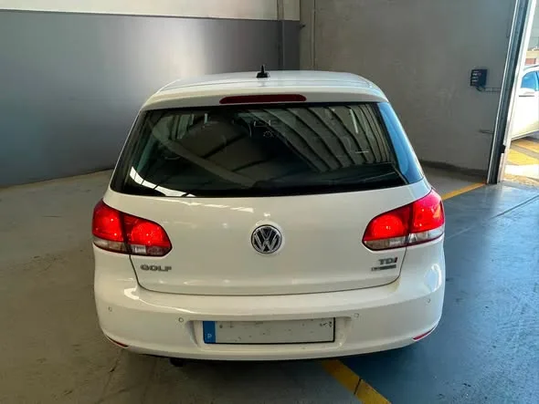 Volkswagen Golf 1.6 TDi Highline d — fotografia 5 de 5