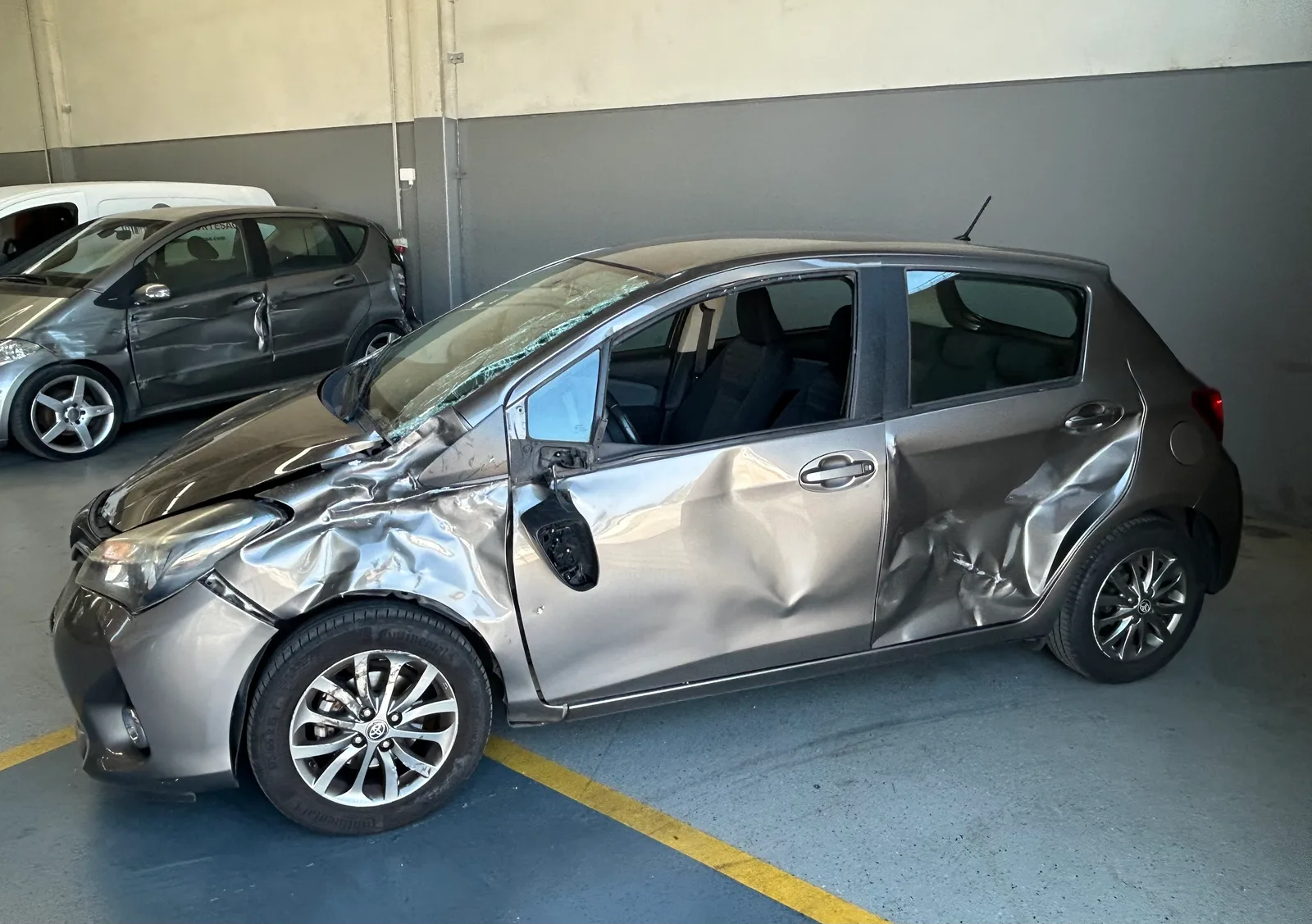 Toyota Yaris 1.0 VVT-i Comfort — fotografia 3 de 12