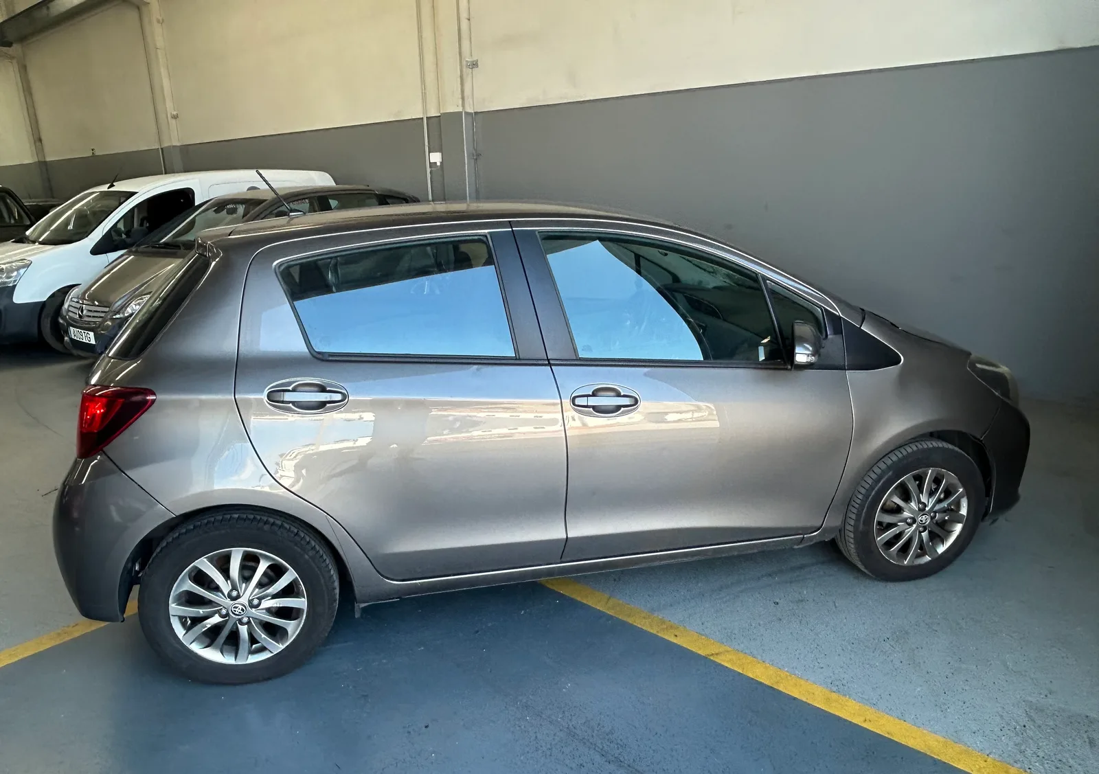 Toyota Yaris 1.0 VVT-i Comfort — fotografia 4 de 12