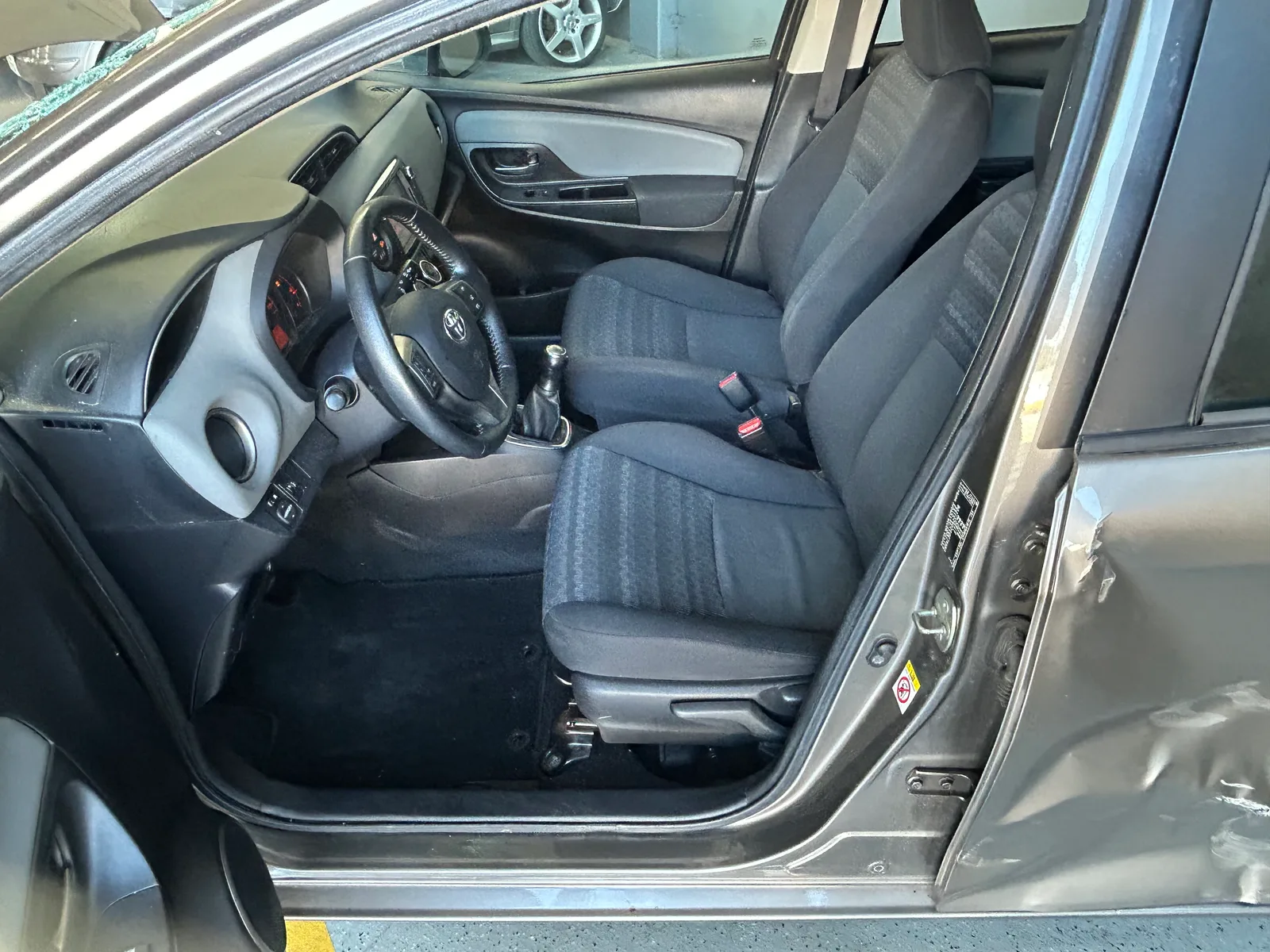 Toyota Yaris 1.0 VVT-i Comfort — fotografia 6 de 12