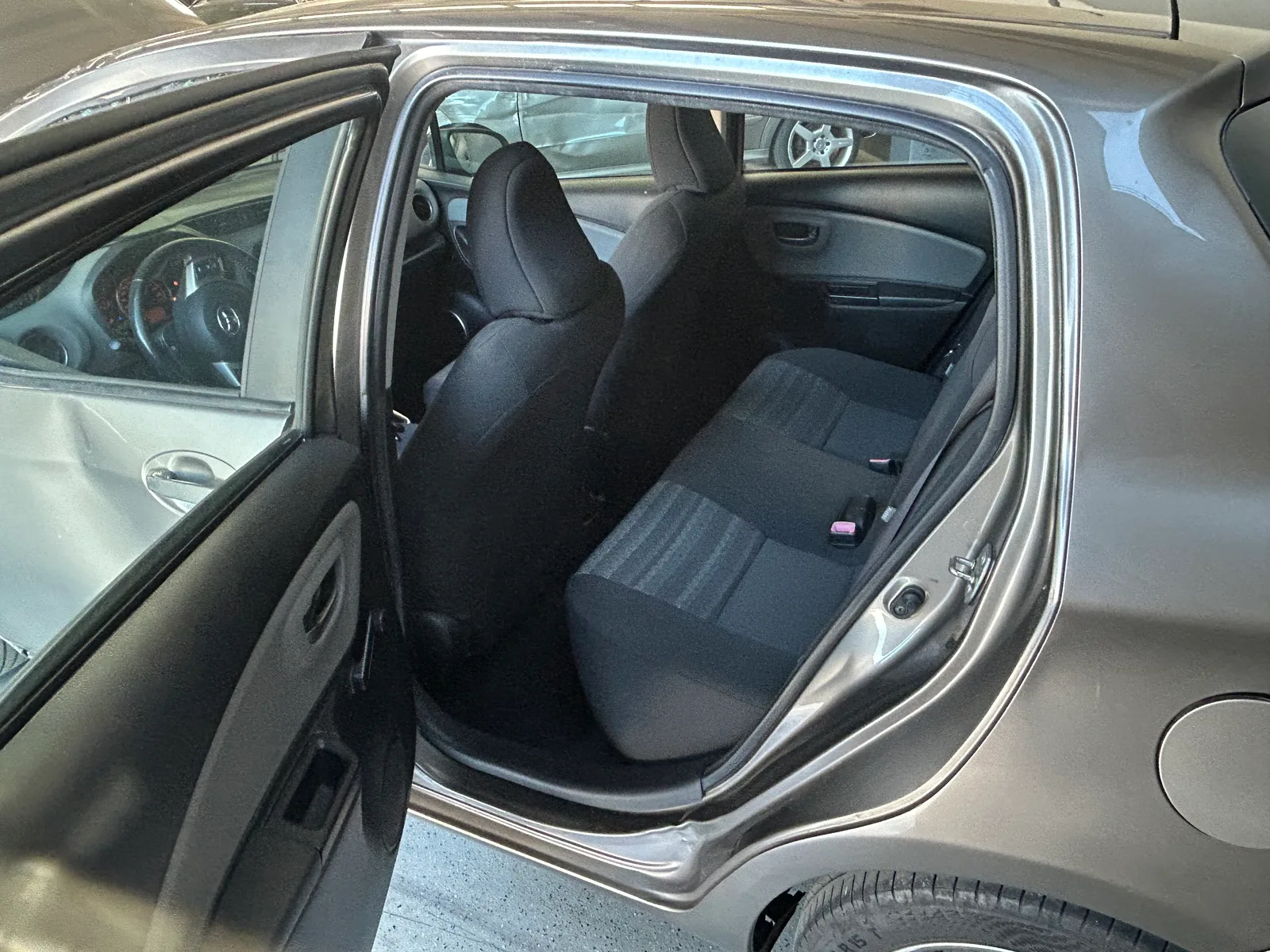 Toyota Yaris 1.0 VVT-i Comfort — fotografia 7 de 12