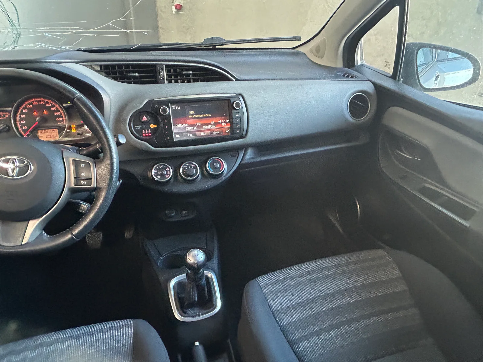 Toyota Yaris 1.0 VVT-i Comfort — fotografia 9 de 12