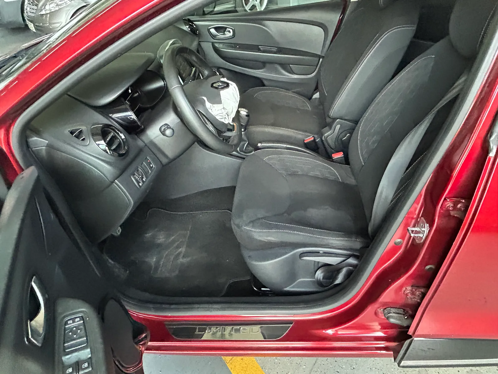 Renault Clio Sport Tourer 0.9 Tce Limited — fotografia 6 de 12