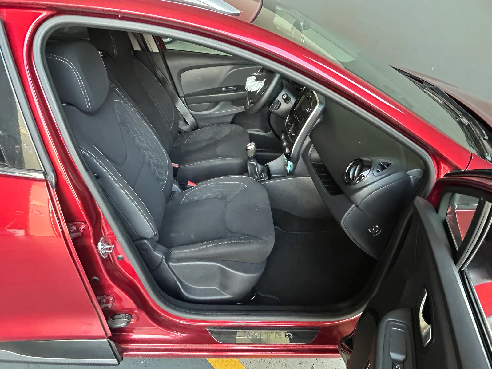 Renault Clio Sport Tourer 0.9 Tce Limited — fotografia 7 de 12
