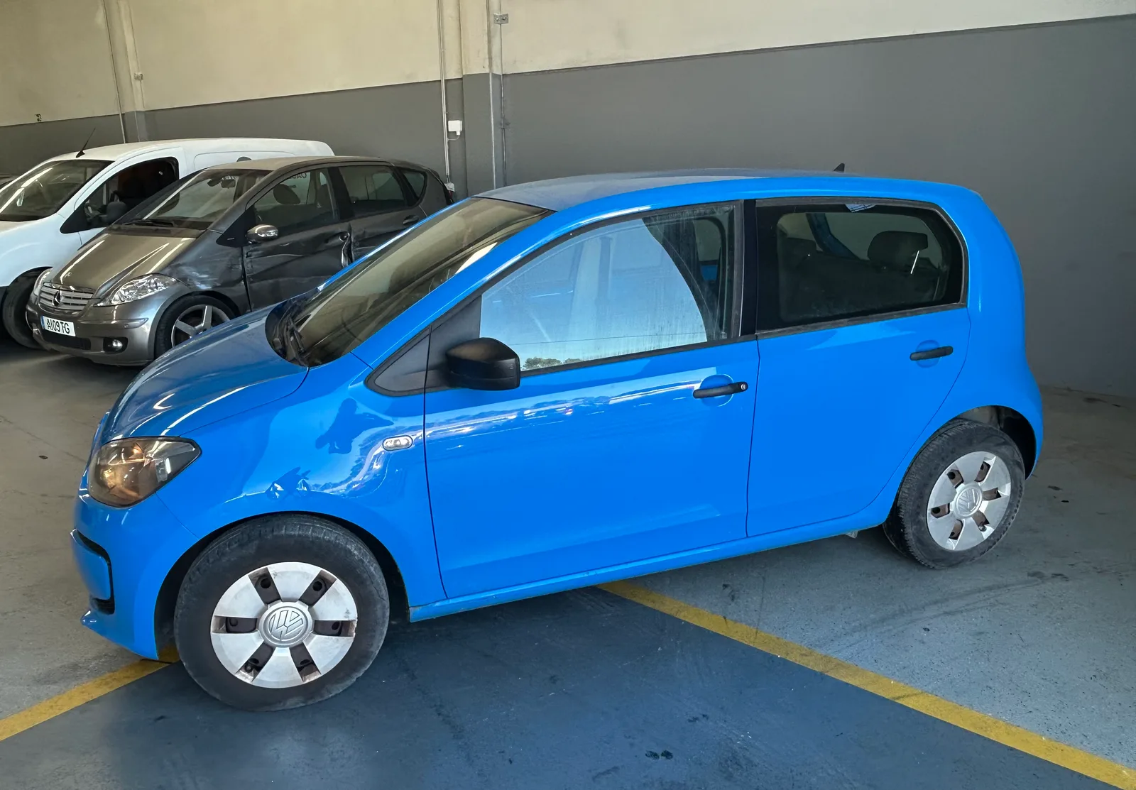 Salvado Volkswagen Up! 1.0 move 2015 — fotografia 3 de 12
