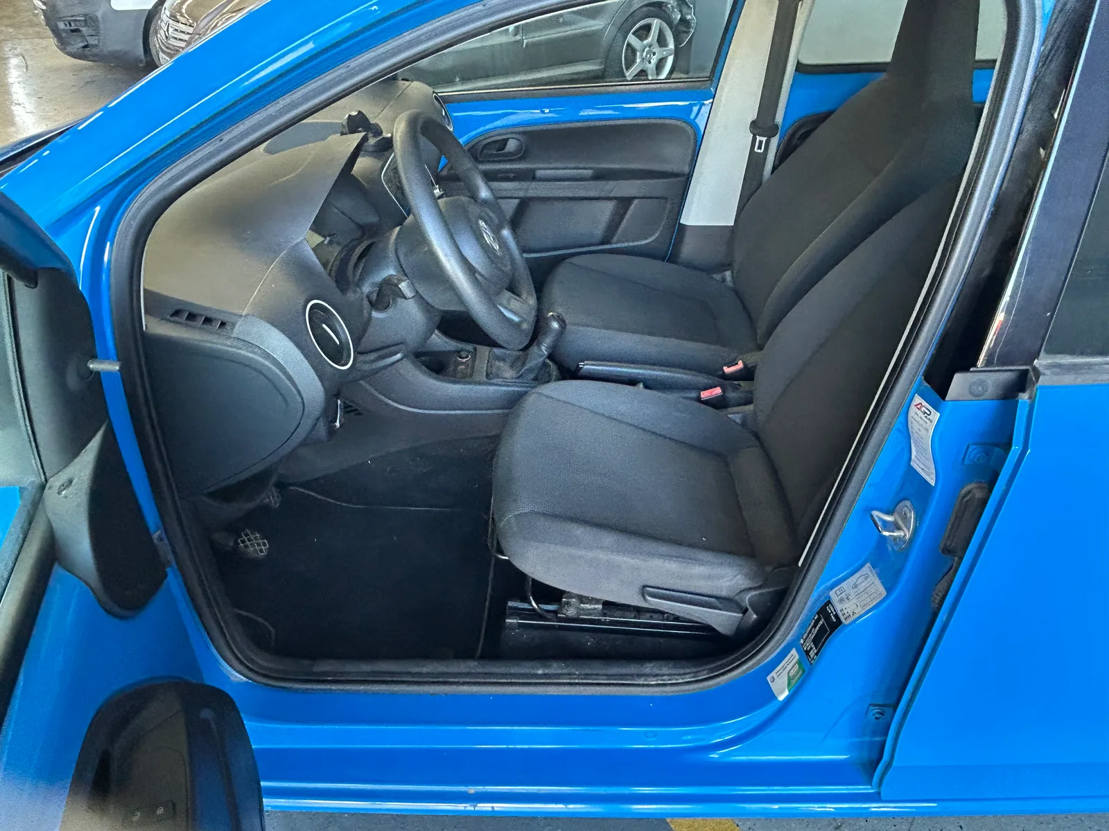 Salvado Volkswagen Up! 1.0 move 2015 — fotografia 7 de 12